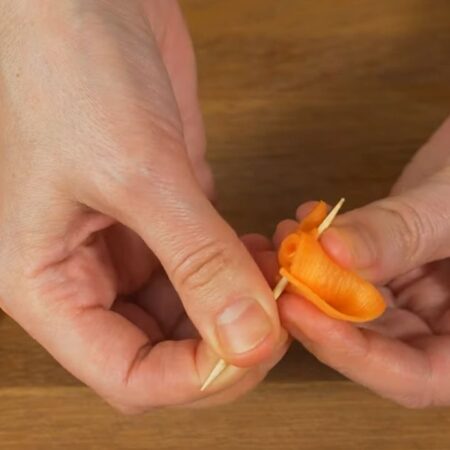 С обратной стороны морковный цветок и закрепляем зубочисткой.