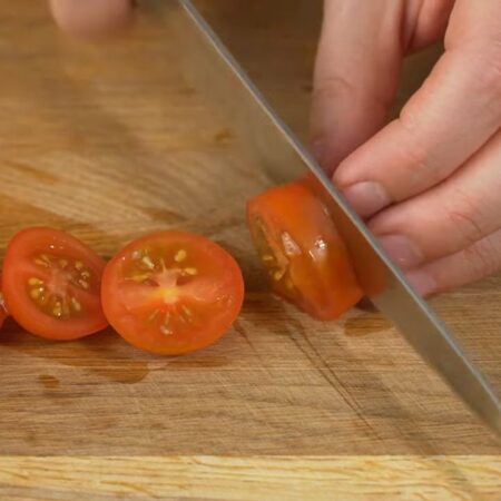 Помидоры черри разрезаем на 3-4 кружочка. Всего понадобится примерно 250 г помидоров.