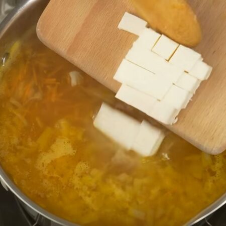 Картофель сварился. Добавляем в суп плавленный сыр. 