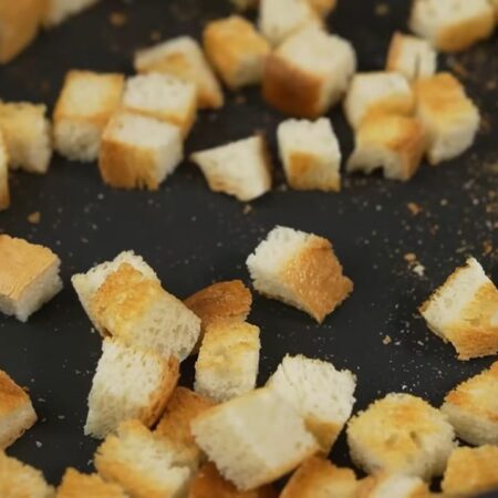 Два ломтика хлеба нарезаем кубиками. Подготовленный хлеб кладем на сковороду. Обжариваем сухарики до золотистого цвета периодически перемешивая. Сухарики готовы.
