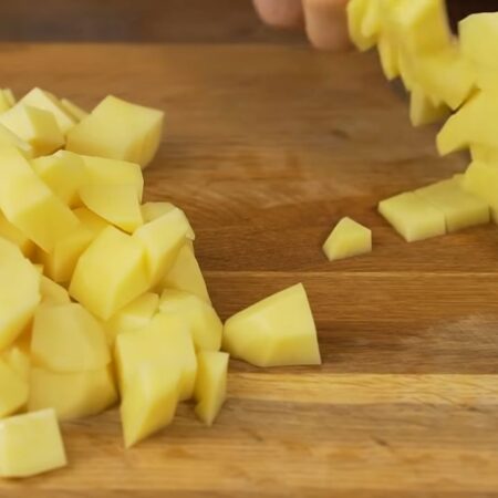 Три-четыре картошки нарезаем кубиками. Всего для супа понадобится 400 г картофеля.