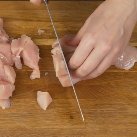 Мясо нарезаем кусочками. Вместо куриного филе можно взять мясо и из других частей курицы.