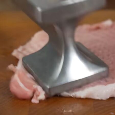Каждый кусочек мяса отбиваем с двух сторон молотком. 