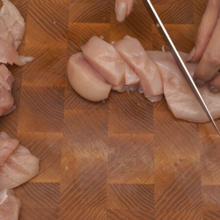 Каждое филе нарезаем кусочками вдоль волокон, примерно по полтора сантиметра.
