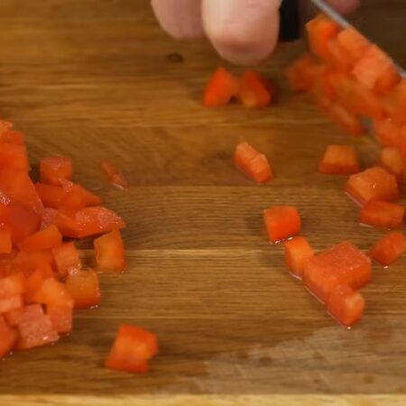 Перец нарезаем сначала полосками, а затем небольшими кубиками. Для салата понадобится 2 сладких перца.
