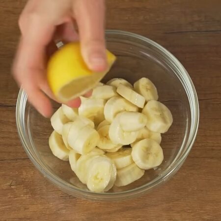 На бананы выдавливаем лимонный сок и все перемешиваем. Лимонный сок не даст бананам потемнеть.