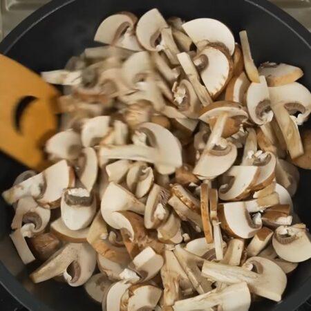 На горячую сковороду наливаем немного растительного масла и кладем грибы. 