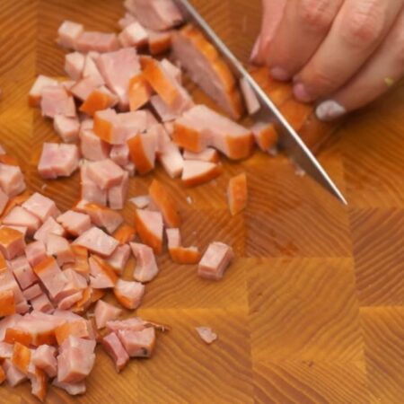 Пока тушится капуста, колбасу нарезаем небольшими кубиками.
