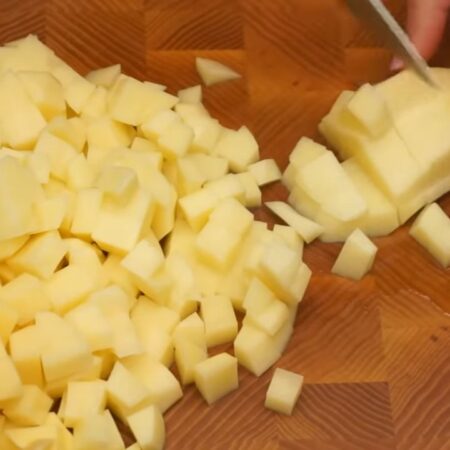 Полтора килограмма картофеля нарезаем маленькими кубиками. 