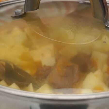 После закипания картофель тушим 15-20 минут, в зависимости от сорта картофеля.