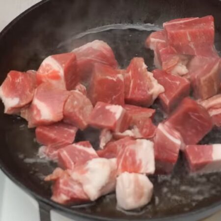 Порезанное мясо кладем на раскаленную сковороду с небольшим количеством подсолнечного масла.
Мясо обжариваем со всех сторон примерно 5 минут на большом огне до золотистой корочки. 