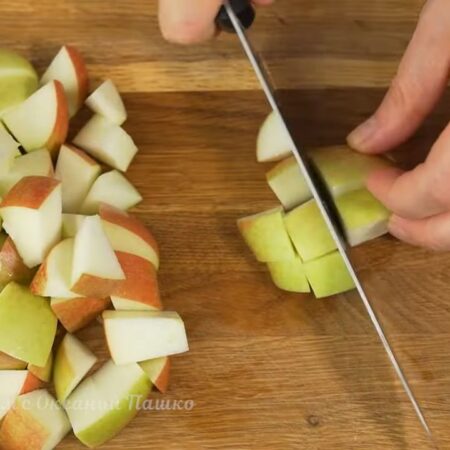 Яблоки нарезаем кусочками.