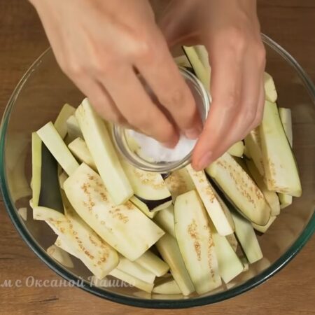 Нарезанные баклажаны перекладываем в миску. Все солим по вкусу и перемешиваем. 