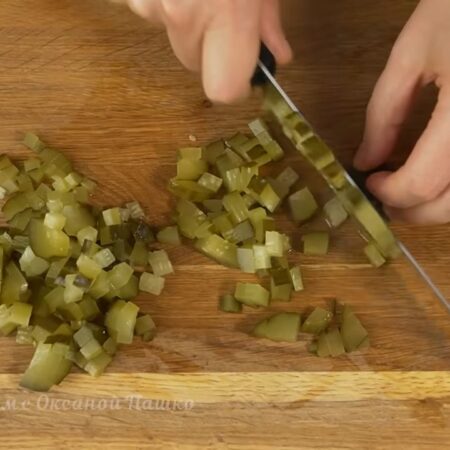 Соленый огурец нарезаем кубиками. Понадобится примерно 1-2 огурца.