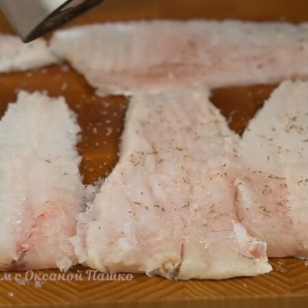 Хек солим по вкусу и перчим черным молотым перцем.
Таким методом подготавливаем все филе из хека.
