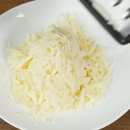 150 г сыра трем на крупной терке.