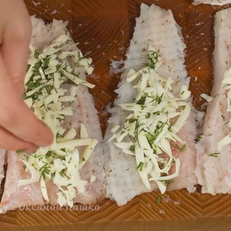 Приготовленный сыр с укропом аккуратно выкладываем на филе. 