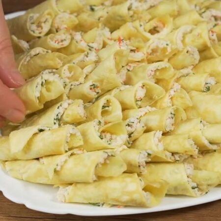 Приготовленные рулетики выкладываем на блюдо и подаем на стол.