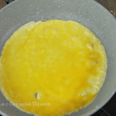 Горячую сковороду смазываем растительным маслом. Из яиц жарим 3 блина. Каждый блин жарим только с одной стороны. 
