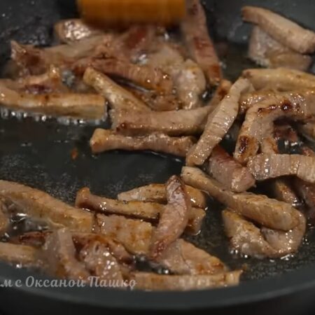 Обжариваем мясо на самом большом огне. 
