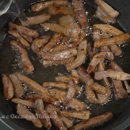 Когда мясо подрумянилось, наливаем в сковороду  полстакана кипятка. Накрываем крышкой и готовим на небольшом огне еще примерно 10-15 минут.