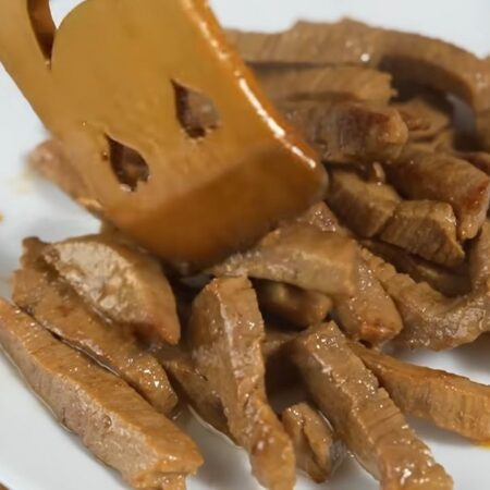 Готовое мясо выкладываем на тарелку и оставляем остывать. При готовке мясо нужно посолить, я забыла, поэтому посолю его уже в салате.
