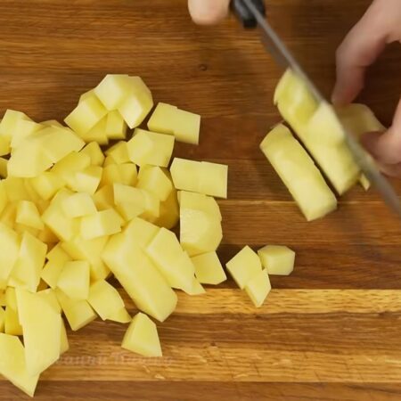 Остальные 400 г картошки нарезаем небольшими кусочками.