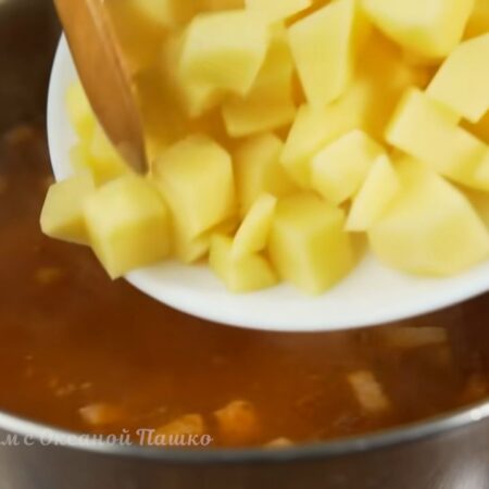 Картофель тоже кладем в кастрюлю.
