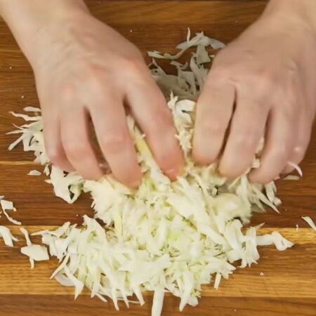 Капусту солим и обминаем руками.