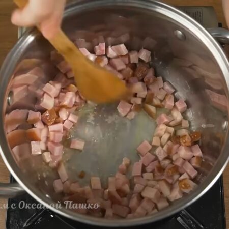 В кастрюлю, в которой будем варить суп, наливаем растительное масло. Кладем нарезанную грудинку и немного ее обжариваем. Это придаст мясу дополнительный вкус.
