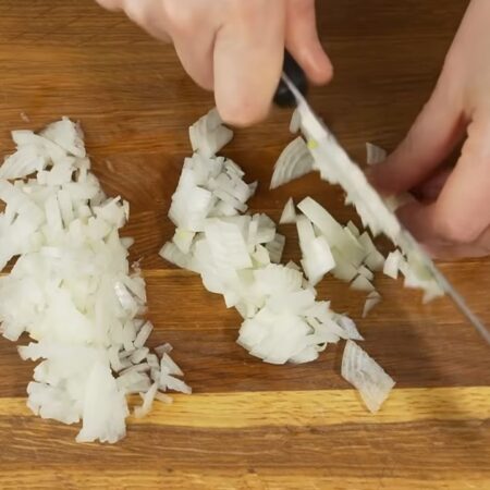 Одну луковицу нарезаем кубиками. 