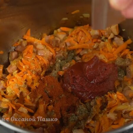 Насыпаем 1 ч. л. хмели сунели, 1 ч. л. молотой сладкой паприки и добавляем 2 ст. л. томатной пасты. Все перемешиваем и немного обжариваем, чтобы раскрылся вкус приправ.
