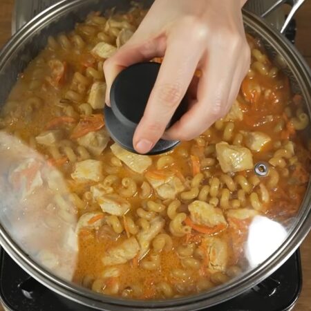 Сковороду накрываем крышкой. После закипания жидкости, готовим макароны на небольшом огне примерно 15 минут. В процессе варки блюдо можно перемешать 1-2 раза, чтобы макароны равномерно приготовились и не слиплись.
