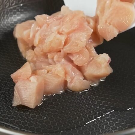На горячую сковороду наливаем растительное масло и выкладываем мясо.