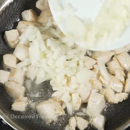 Лук добавляем к мясу и обжариваем еще 2-3  минуты.