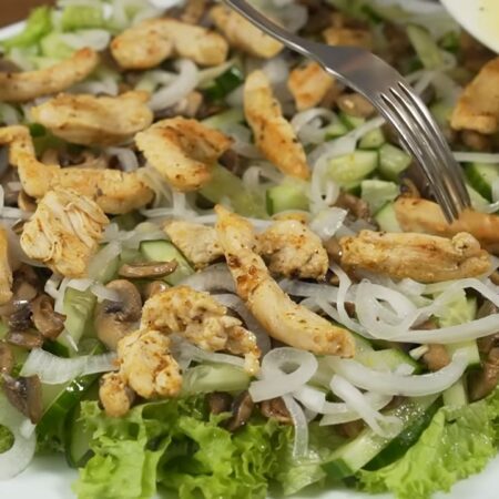 Сверху выкладываем обжаренное куриное филе.
