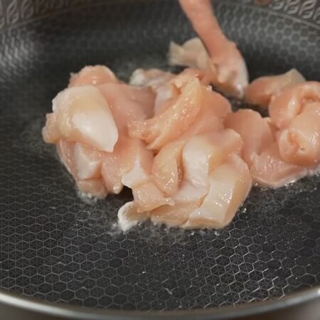  Мясо выкладываем на хорошо разогретую сковороду с растительным маслом. Распределяем мясо по сковороде, чтобы каждый кусочек мог отдельно прожариться.