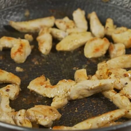Мясо солим по вкусу и перчим черным молотым перцем и посыпаем приправой для курицы. Я использую приправу без соли. Все перемешиваем и доводим до готовности.
Готовое куриное филе снимаем с огня.
